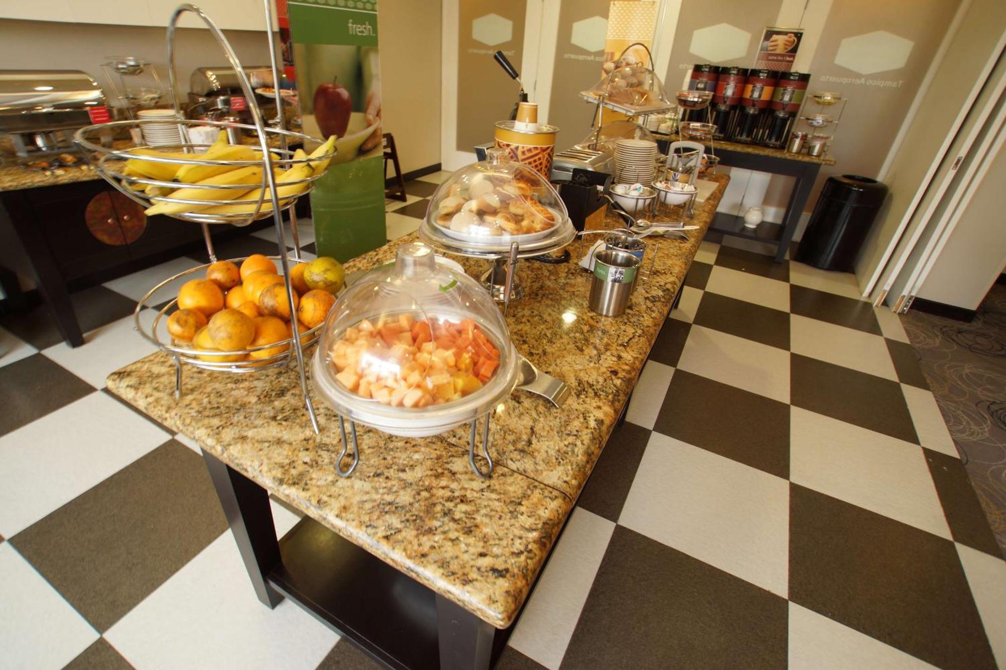 Hampton Inn Tampico Airport Kültér fotó