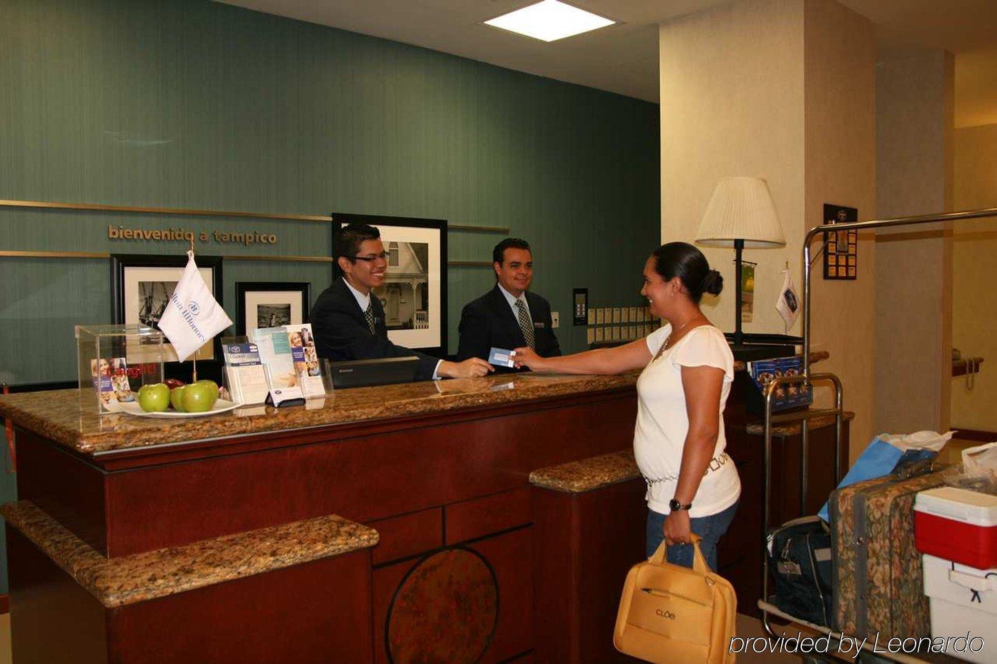 Hampton Inn Tampico Airport Beltér fotó